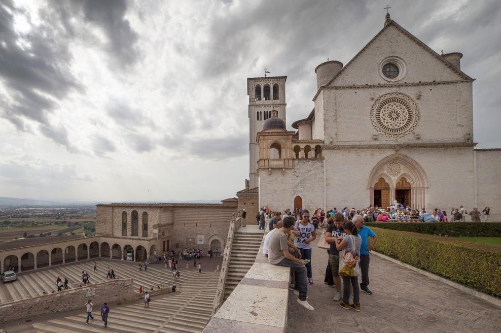 V italijansko mestece se zgrinjajo množice ljudi, vsi si želijo videti nekaj neponovljivega (foto: Profimedia)