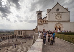 V italijansko mestece se zgrinjajo množice ljudi, vsi si želijo videti nekaj neponovljivega