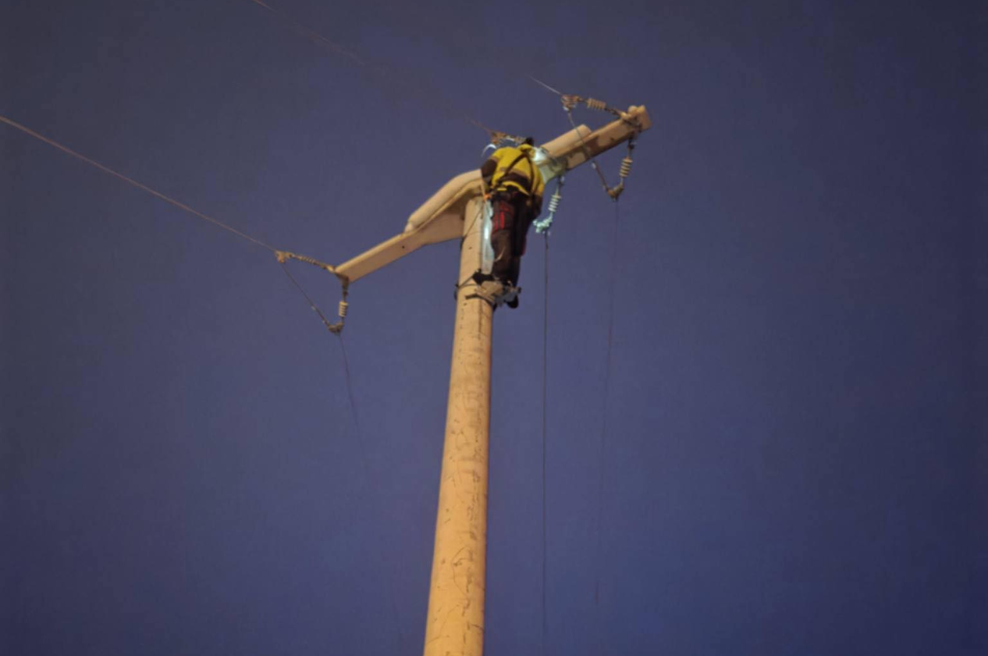 Delavec podjetja Elektro Maribor po izpadih elektrike zabrusil Slovencem: "Medtem ko so nekateri sedeli doma na kavču ... " (foto: Facebook/Blaž Strah)