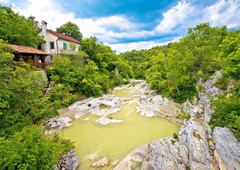 Turist Enzo se je med obiskom Slovenije zagrel za obisk skrite vasice med morjem in griči