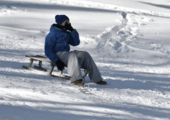 Huda nesreča: s sanmi trčila v 72-letnico in brez slabe vesti odpeljala naprej