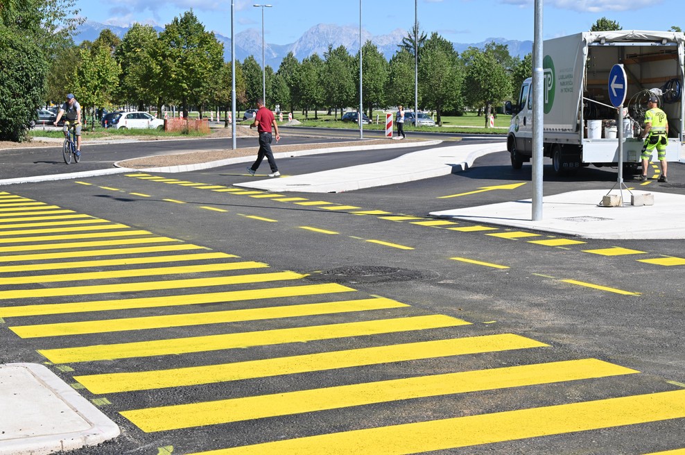 Ukinitev avtobusne postaje prizadela mnoge: "Hudo mi je, ko gledam ostarele ljudi, ki težko hodijo in ..." (foto: Žiga Živulovič jr./Bobo)