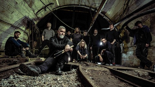 So glasni in brezkompromisni, njihov nastop pa je pravi spektakel: to je zgodba, ki stoji za skupino The Stroymachine