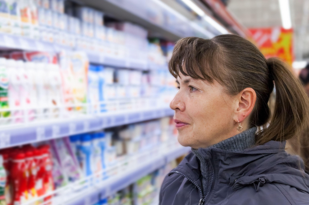 Slovenka obiskala trgovino in se zgrozila nad prizorom: med policami je stal moški in ovohaval ... (foto: Profimedia)