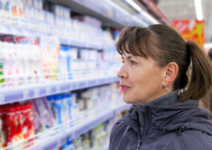 Slovenka obiskala trgovino in se zgrozila nad prizorom: med policami je stal moški in ovohaval ...