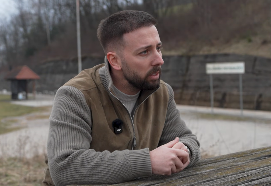 Predrag Repic Aleksandar Repić brez obžalovanja opisal, kako je v Mercatorju z nožem ...