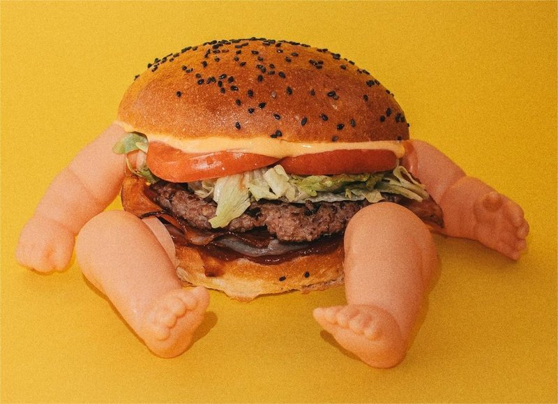 Ljubljanska gostilna na udaru kritik: "Neokusno do konca, nespoštljivo in žaljivo do gostov"