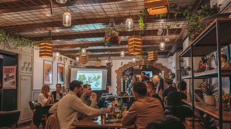 Ljubljanska gostilna na udaru kritik: "Neokusno do konca, nespoštljivo in žaljivo do gostov"