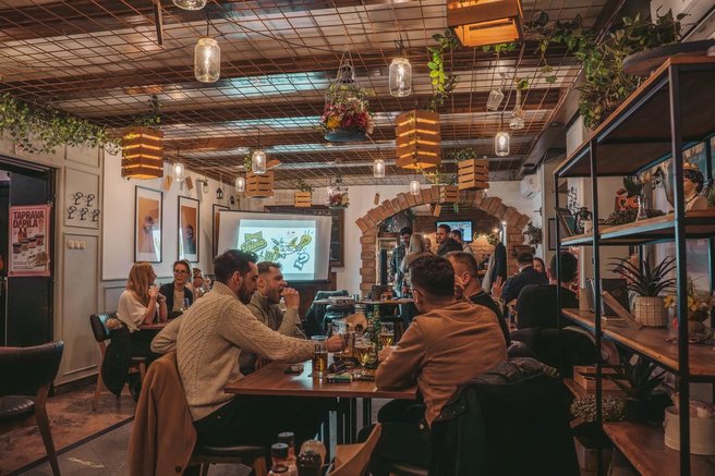 Ljubljanska gostilna na udaru kritik: "Neokusno do konca, nespoštljivo in žaljivo do gostov"