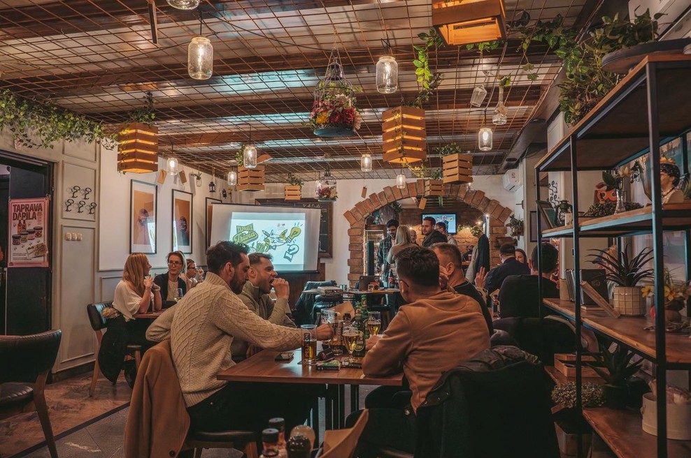 Ljubljanska gostilna na udaru kritik: "Neokusno do konca, nespoštljivo in žaljivo do gostov" (foto: Facebook/Taprav Žibert)