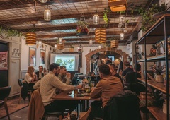 Ljubljanska gostilna na udaru kritik: "Neokusno do konca, nespoštljivo in žaljivo do gostov"