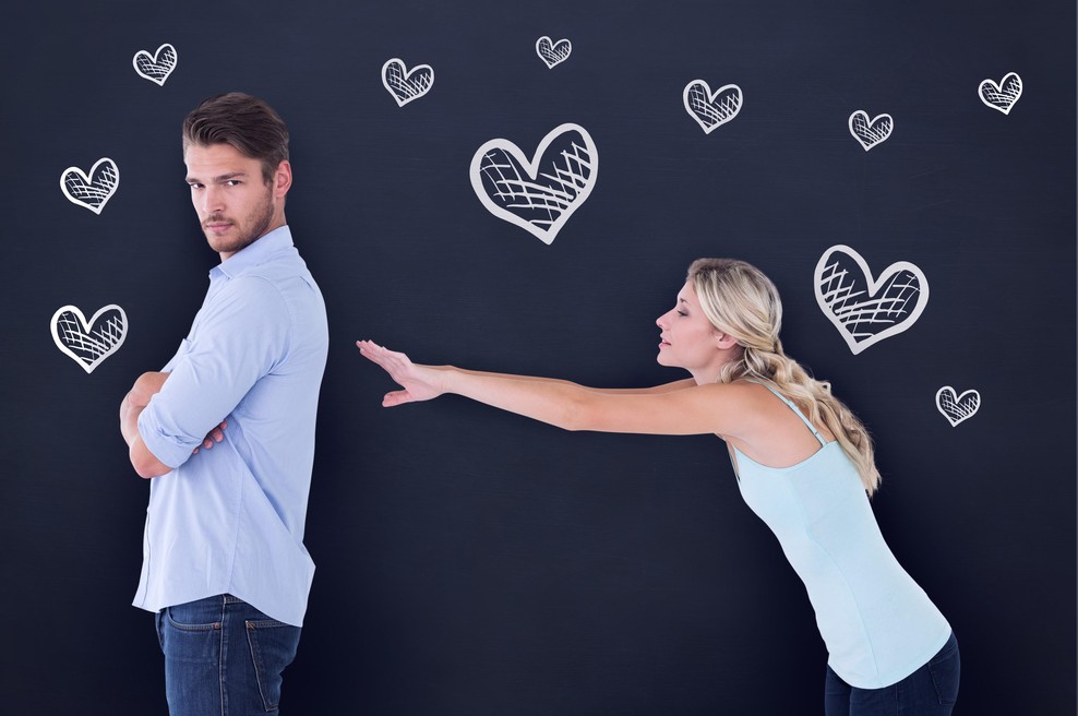 Ženska, ki vleče moškega nazaj. (foto: Profimedia)