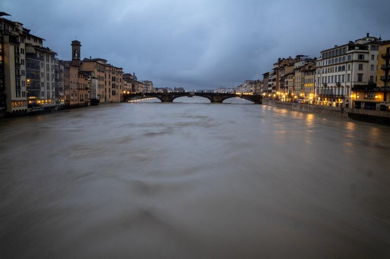 Firence turistka reka Arno poplava