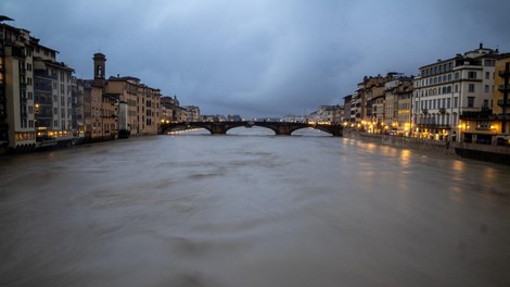 Firence turistka reka Arno poplava