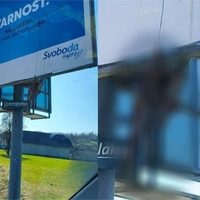 Nezaslišano dejanje na Vrhniki: na predvolilni plakat Svobode obesili živalski kadaver