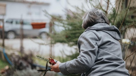 starejsa-zenska-na-vrtu.jpg
