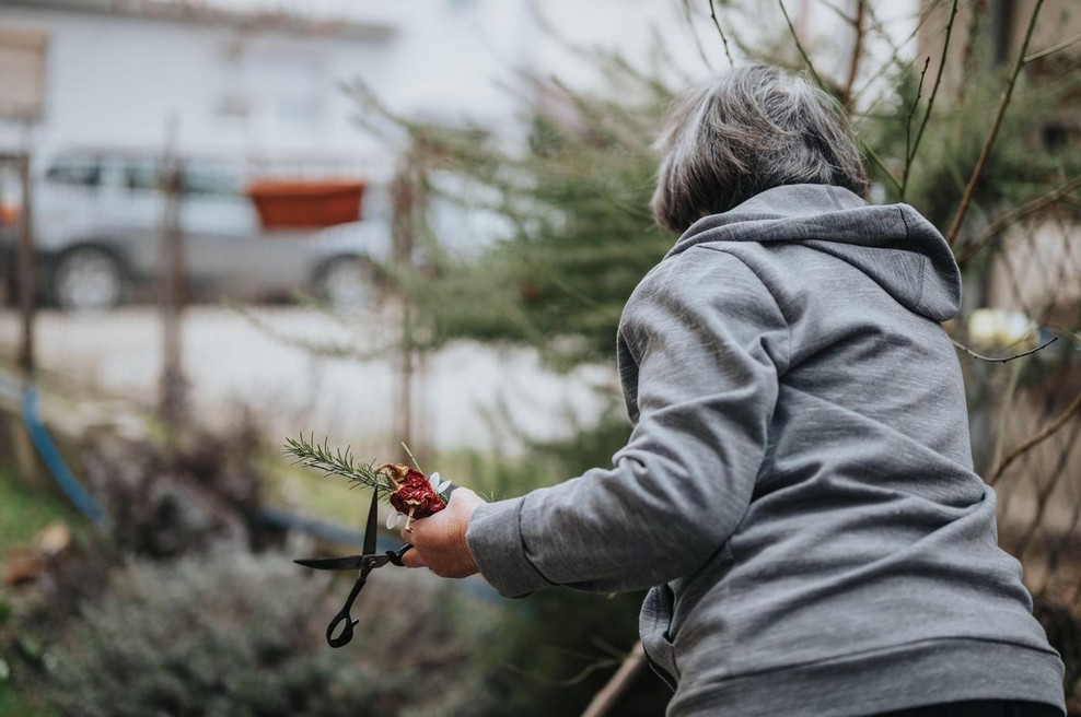 Starejša ženska na vrtu (foto: Profimedia)