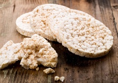 Kako zdravi so zares riževi vaflji? Če pogosto posegate po njih, pozor: tega dejstva morda niste vedeli