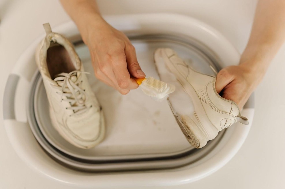 Smrdljivih superg nikar ne mečite v smeti: s tem pripomočkom iz kuhinje lahko težavo rešite v eni uri (foto: Profimedia)