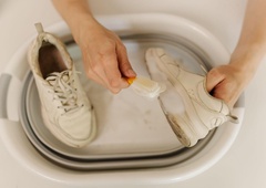 Smrdljivih superg nikar ne mečite v smeti: s tem pripomočkom iz kuhinje lahko težavo rešite v eni uri