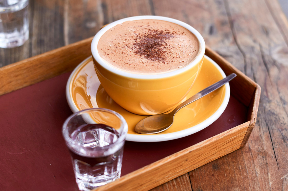 Vzelo vam bo sapo! To so pravi razlogi, zakaj v gostilni ob kavi postrežejo kozarec vode (foto: Profimedia)