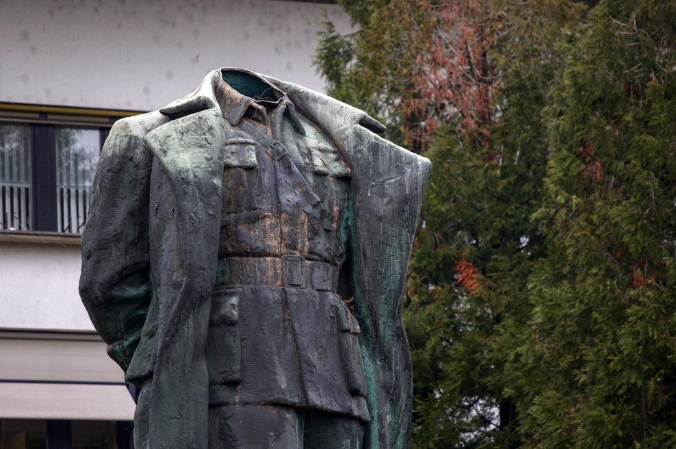 Človek, ki je odrezal glavo kipu Josipa Broza Tita, svoj nezakoniti podvig spremenil v posel (foto: Nik Jarh/Bobo)