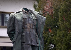 Človek, ki je odrezal glavo kipu Josipa Broza Tita, svoj nezakoniti podvig spremenil v posel