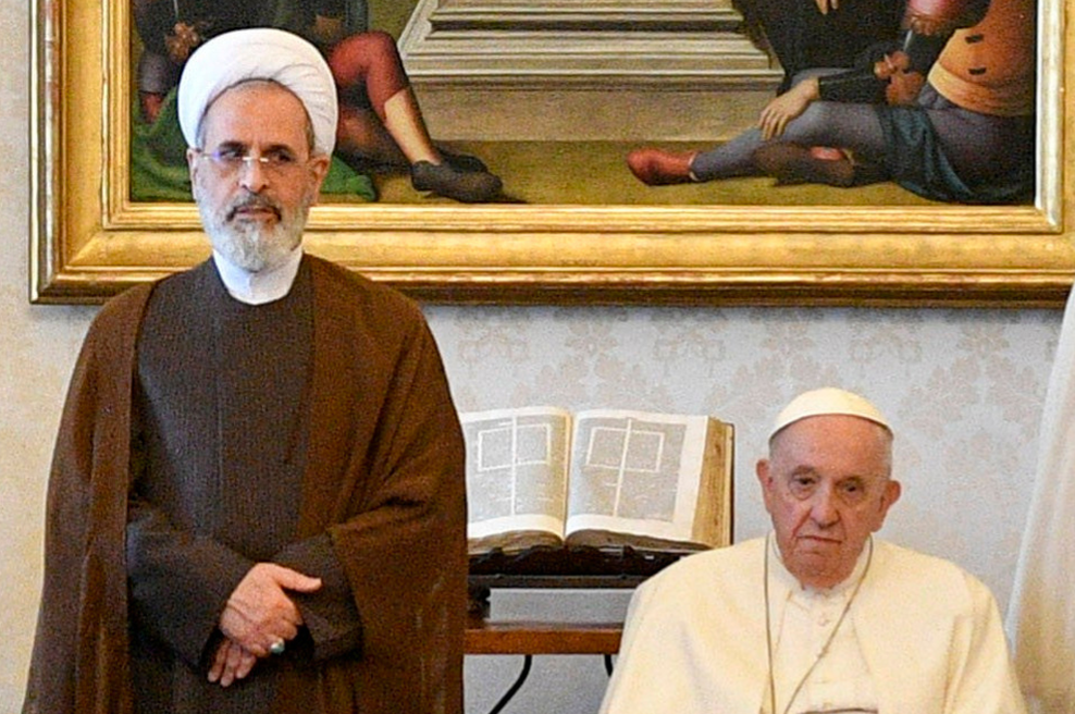 Alireza Arafi med srečanjem s papežem Frančiškom leta 2022. (foto: Profimedia)