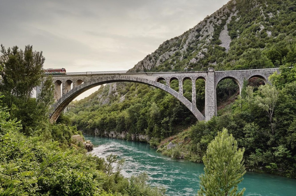 Turistka obiskala dolino Soče in šokirala z nenavadnim vprašanjem, ki je razdvojilo Slovence (foto: Profimedia)