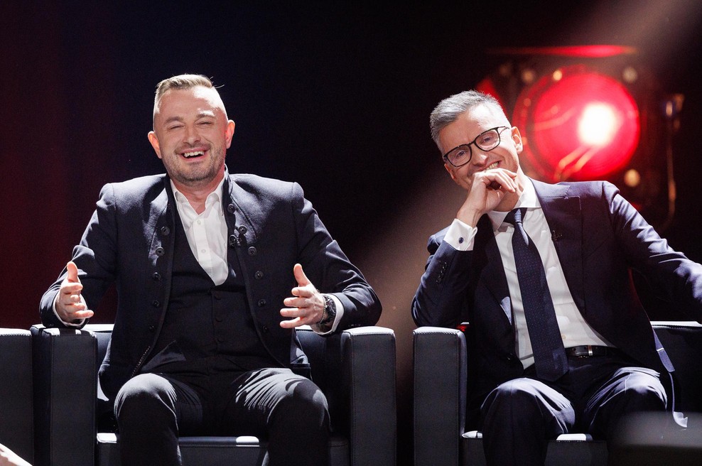 Se Marjan Šarec vrača v svet komedije? Ne boste verjeli, kaj je na odru počel z vedeževalcem Blažem (foto: POP TV)