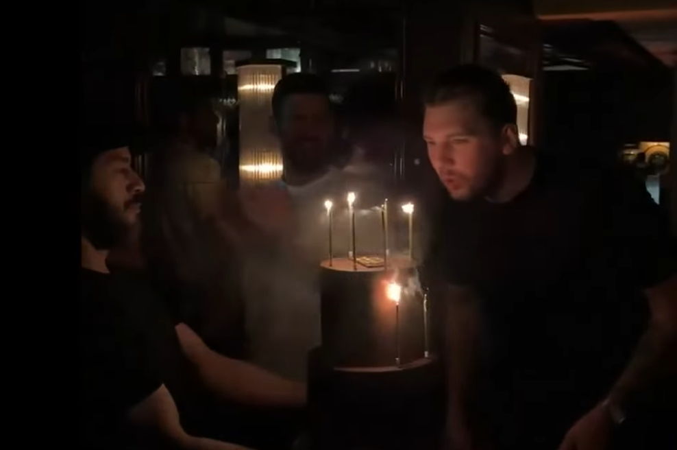 Luka Dončić rojstni dan praznoval v družbi legendarnega športnika: "Zame je on največji vseh časov ... " (foto: Youtube/Greg's court)