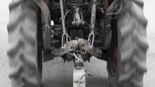 V tragični nesreči na Dolenjskem umrl voznik traktorja