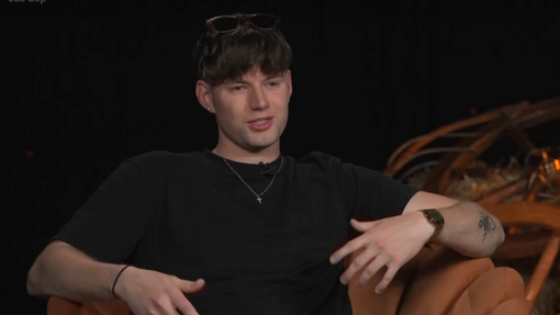 Tekmovalca v šovu Kmetija Juša Čopa kamera ujela med krajo telefona ... sledil je pretep