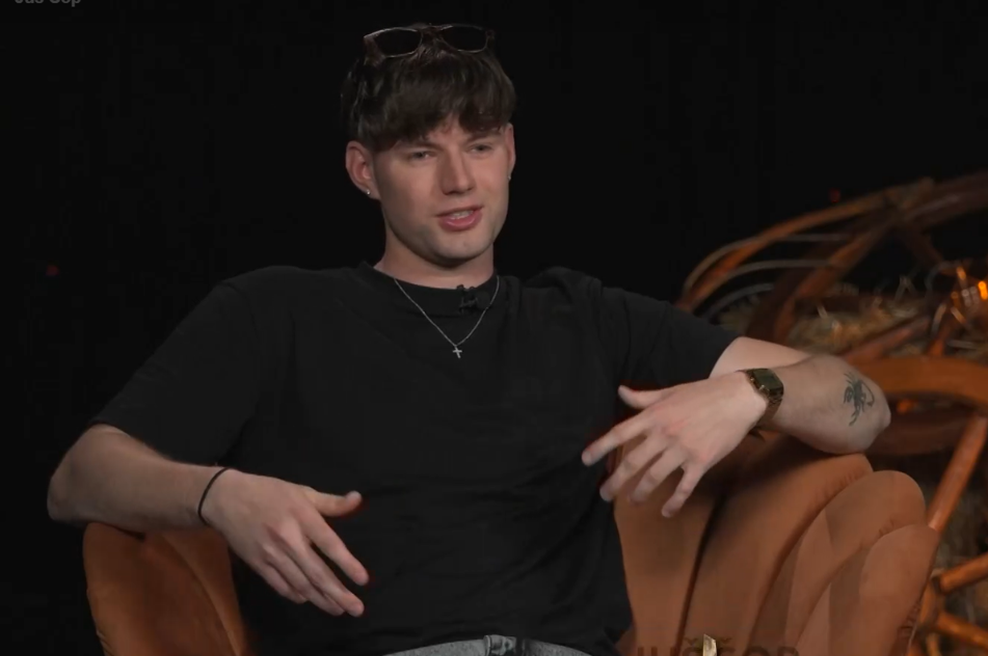 Tekmovalca v šovu Kmetija Juša Čopa kamera ujela med krajo telefona ... sledil je pretep (foto: 24ur.com/posnetek zaslona)