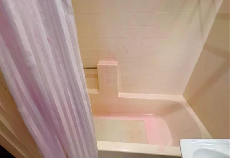 Čistilko je skoraj kap, ko je odprla vrata kopalnice: česa takšnega še ni doživela (FOTO)