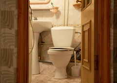 Čistilko je skoraj kap, ko je odprla vrata kopalnice: česa takšnega še ni doživela (FOTO)