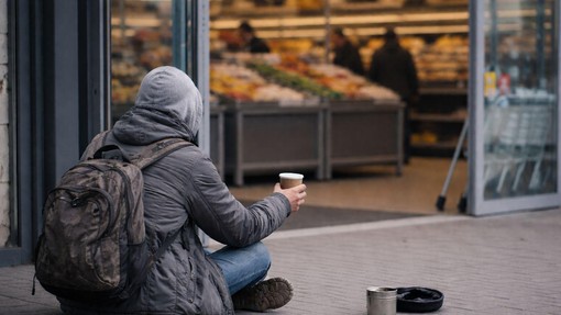 Možakar se je razhudil zaradi žicanja denarja in opisal svojo izkušnjo: "Ko sem mu hotel kupiti hrano, me je samo - pljunil!"