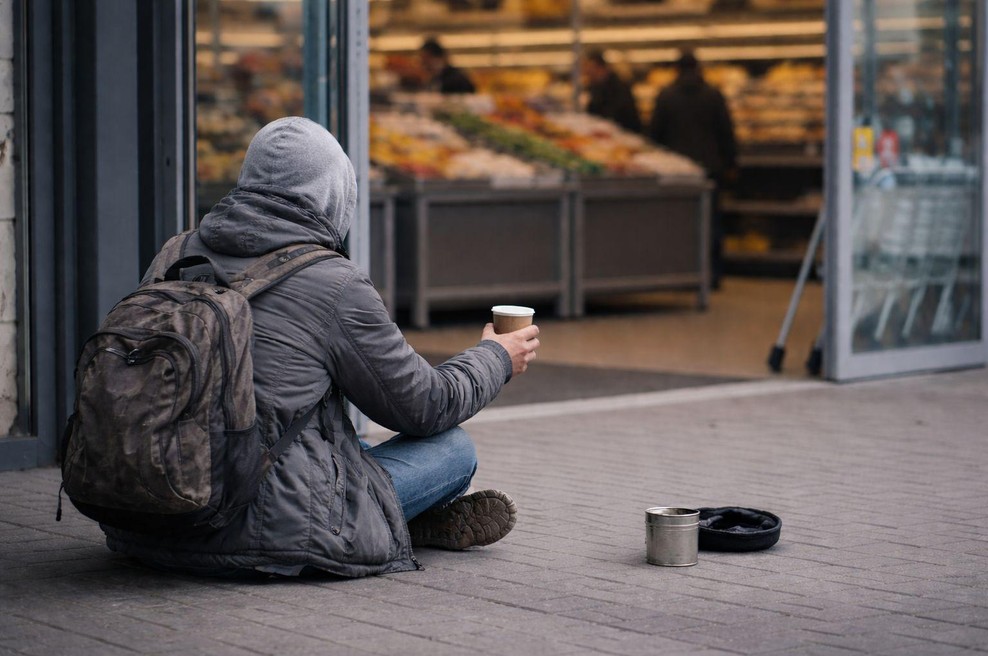Berač pred trgovino (foto: ChatGTP/AI)