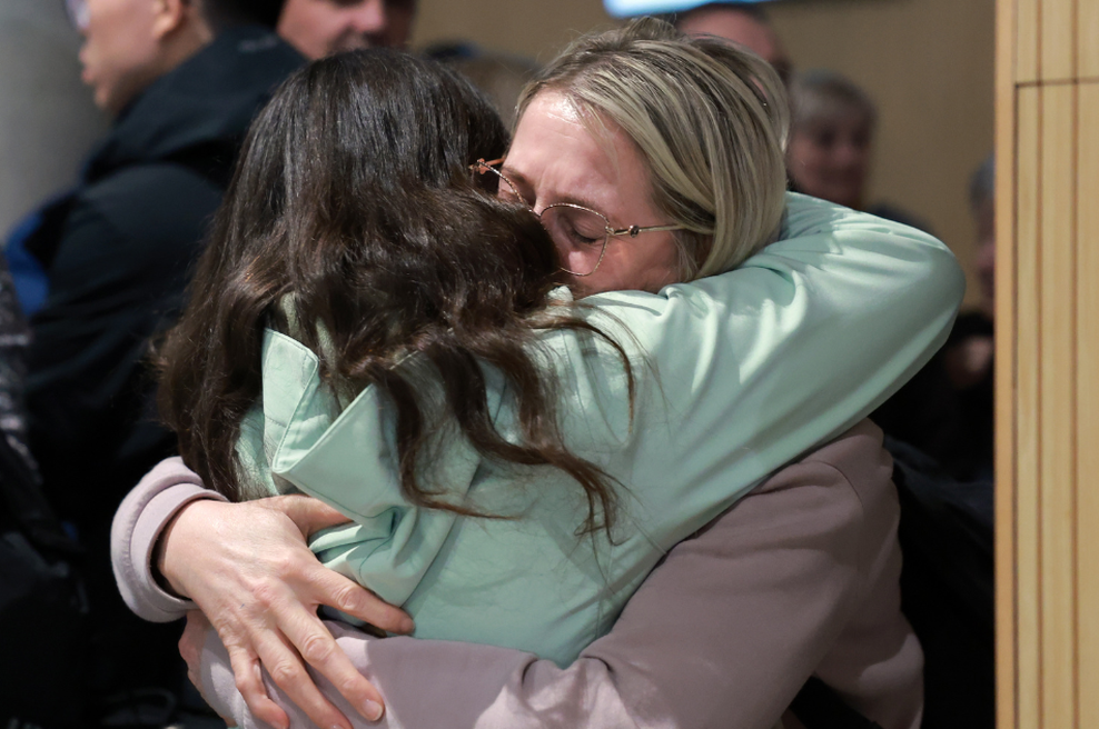 Slovenski fotograf brez dlake na jeziku o prizorih z Brnika: "So se objemali, kot da so jih talibani imeli pet let v ujetništvu ... " (foto: Borut Živulovič/Bobo)