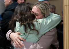 Slovenski fotograf brez dlake na jeziku o prizorih z Brnika: "So se objemali, kot da so jih talibani imeli pet let v ujetništvu ... "