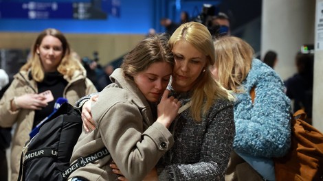 Na Brniku pristali še dve letali: evakuirani Slovenci končno v objemu družin (FOTO)