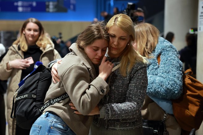 Na Brniku pristali še dve letali: evakuirani Slovenci končno v objemu družin (FOTO)