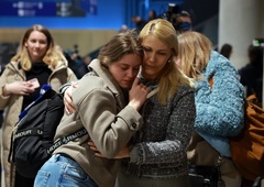 Na Brniku pristali še dve letali: evakuirani Slovenci končno v objemu družin (FOTO)