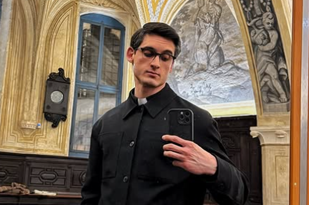 Duhovnik priznal, da ne zmore več: "Odpovedujem se celibatu!" (foto: Instagram/donalberto_rava)