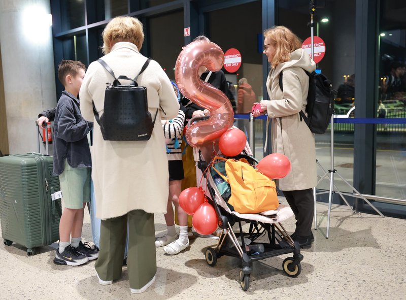 Na Brniku pristali še dve letali: evakuirani Slovenci končno v objemu družin (FOTO)