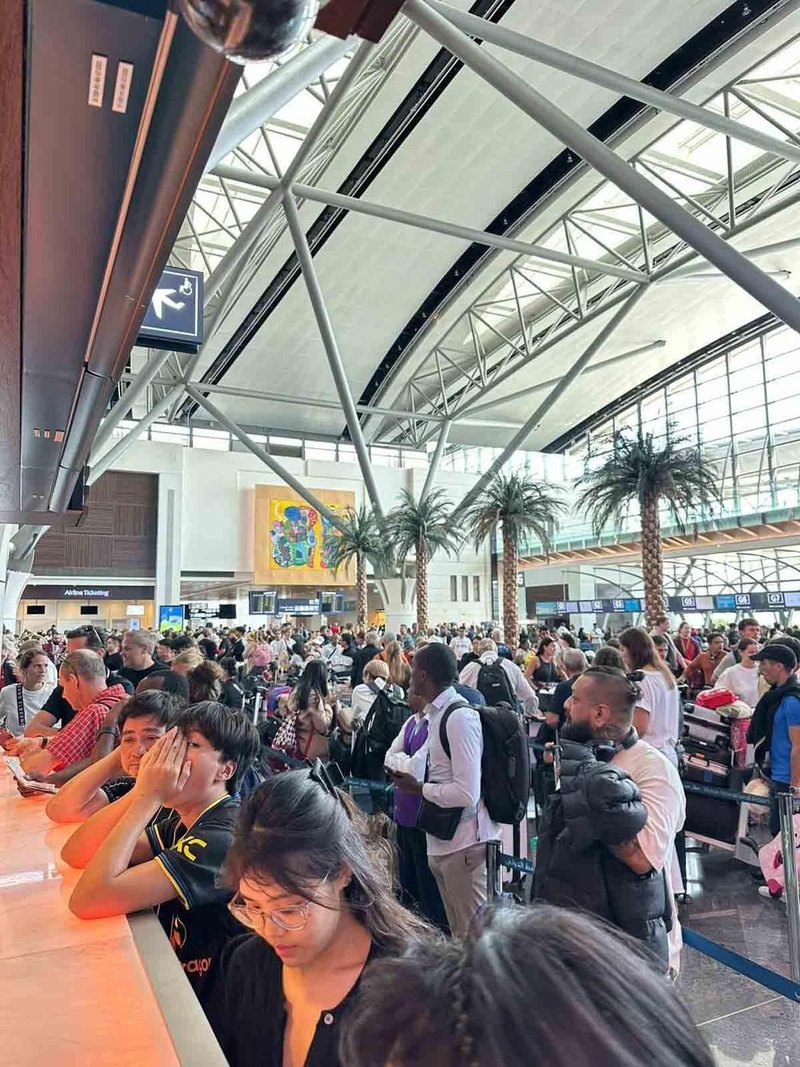 "Ljudje so tolkli po oknih, nekateri so doživeli napade panike": obupani turisti zaradi utrujenega pilota obtičali v Omanu