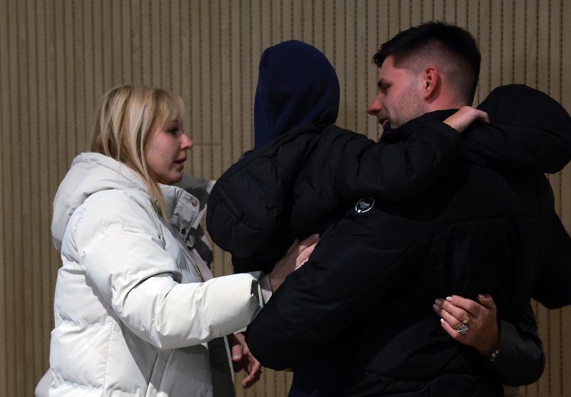 Na Brniku pristali še dve letali: evakuirani Slovenci končno v objemu družin (FOTO)