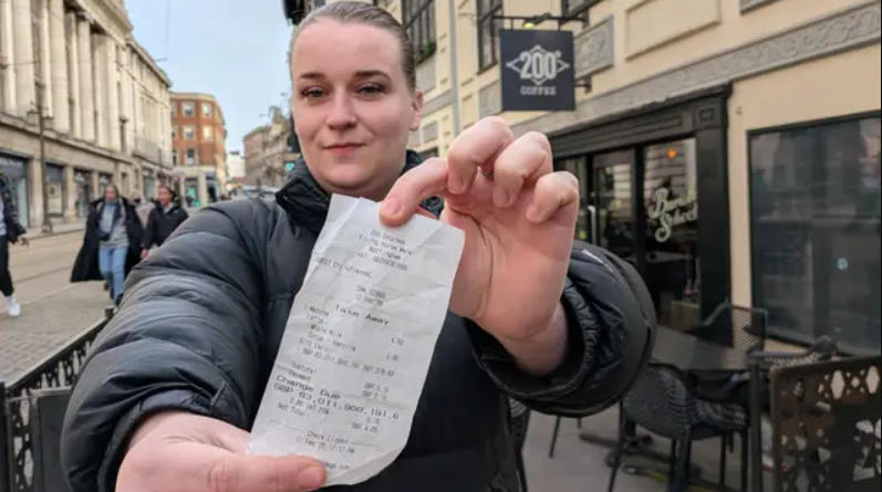 Ženska padla s stola, ko je dobila račun za kavo: "To ne more biti res, to je noro" (FOTO)