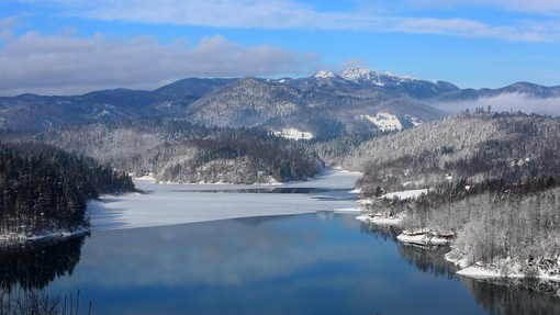 Podvodni misterij manj kot uro od Slovenije: pod gladino jezera se skrivajo potopljena cesta, hiše in celo most