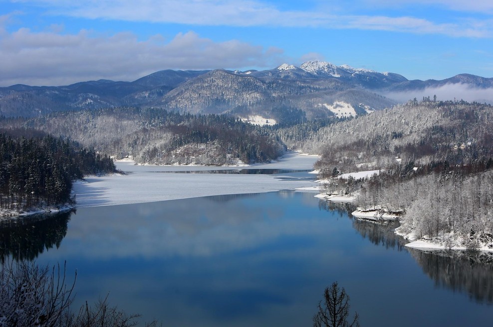 Podvodni misterij manj kot uro od Slovenije: pod gladino jezera se skrivajo potopljena cesta, hiše in celo most (foto: Profimedia)
